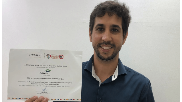O coordenador de Sustentabilidade da Eco101, Thiago Cardoso com o certificado