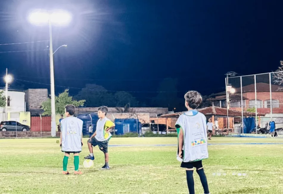 Projeto apoiado pela Ecovias transforma a rotina de crianças por meio do futebol em Buenópolis