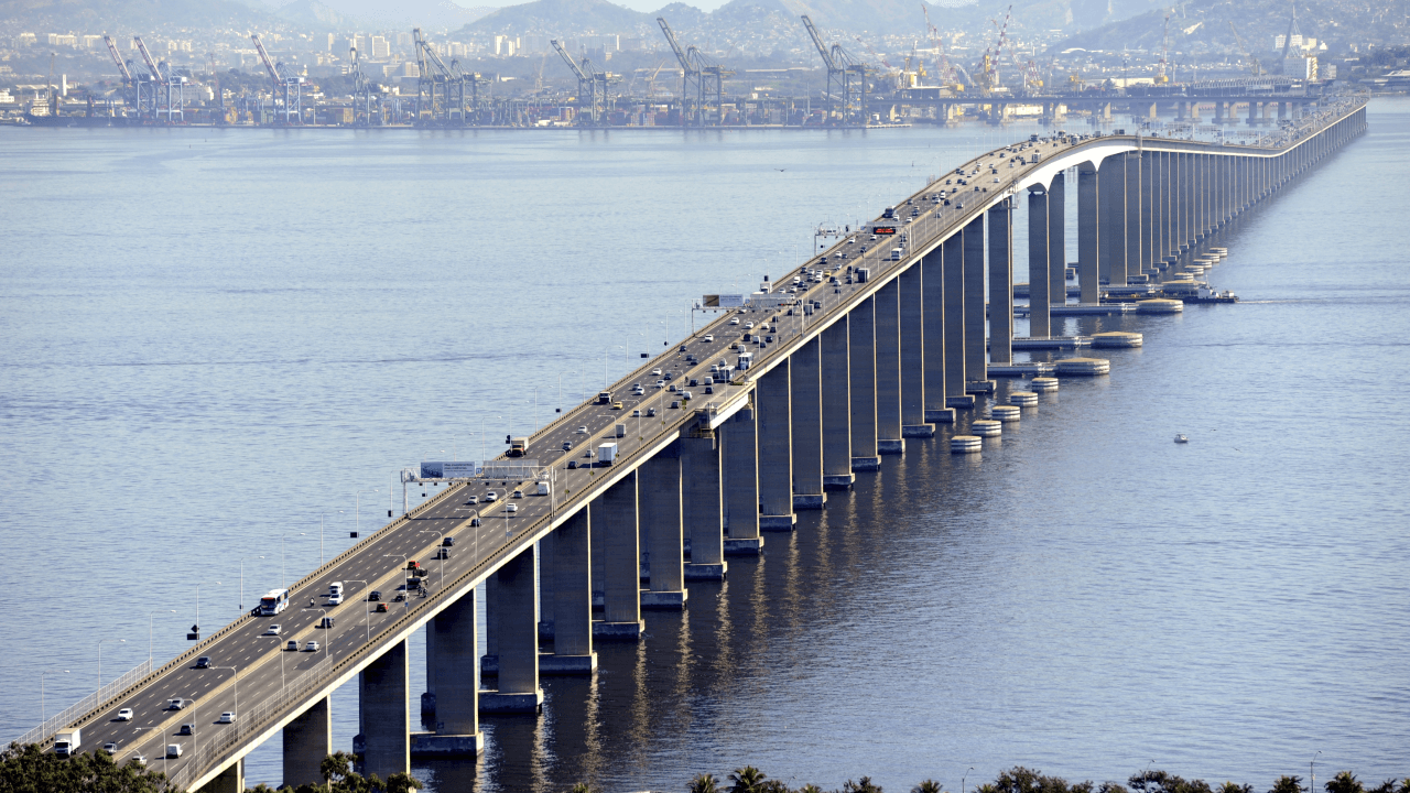 Navio COLIDE com Ponte Rio-Niterói e causa fechamento do trânsito!