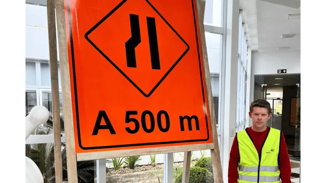 Gerente de Engenharia Miquéias Neuenfeld destaca a dimensão das novas placas de sinalização