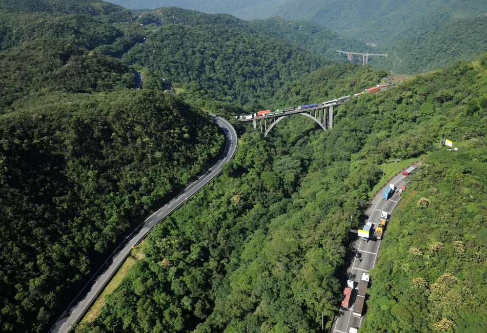 Ecovias Imigrantes inicia melhorias em curvas no trecho de serra da Via Anchieta